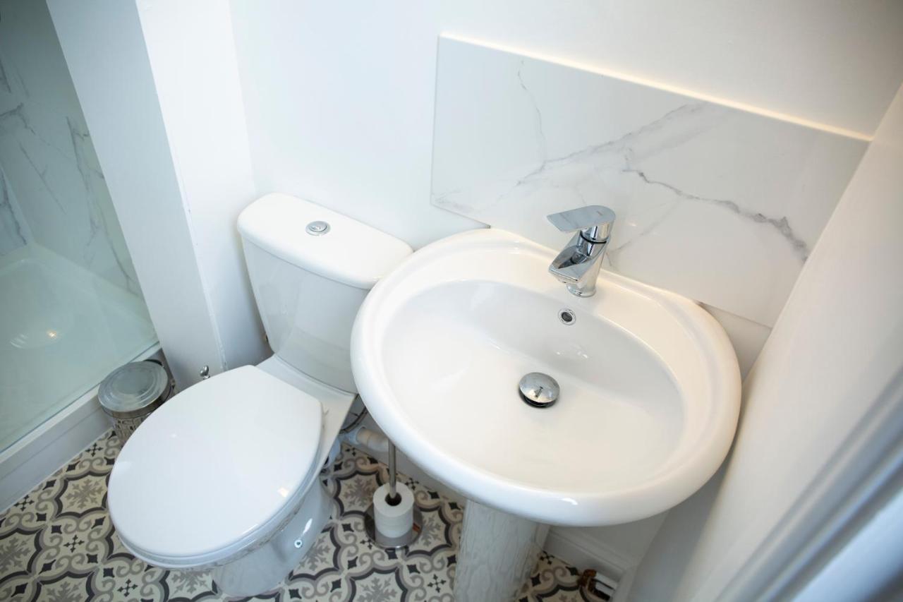 Modern Townhouse Apartment With Free Parking And Wifi Stratford-upon-Avon Exterior photo